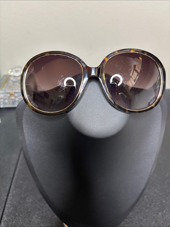 Oscar de la Renta Accessories - Oscar de la Renta Tortoiseshell Round Sunglasses with Brown Gradient Lenses
